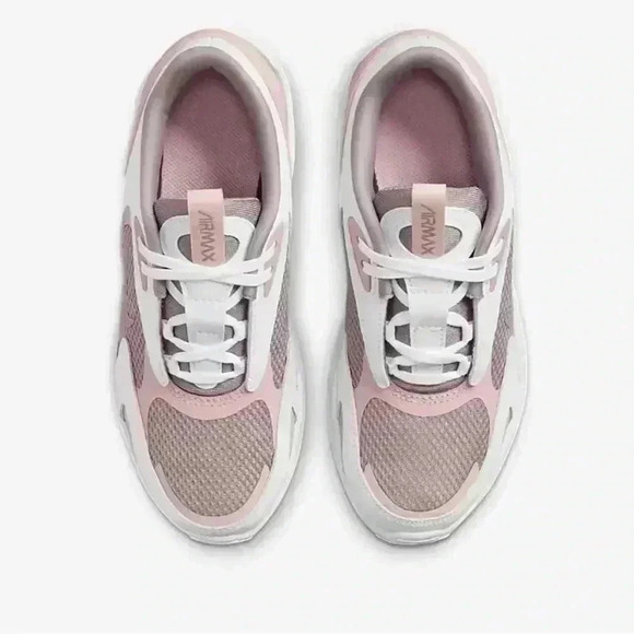 NIKE Air Max Bolt Size 6Y (8) - Picture 2 of 15